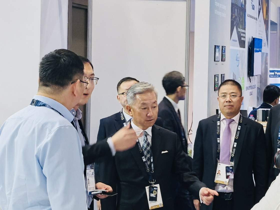 Chinese Ambassador Zhang Yiming Visits CPU Hydrogen Booth in Abu Dhabi